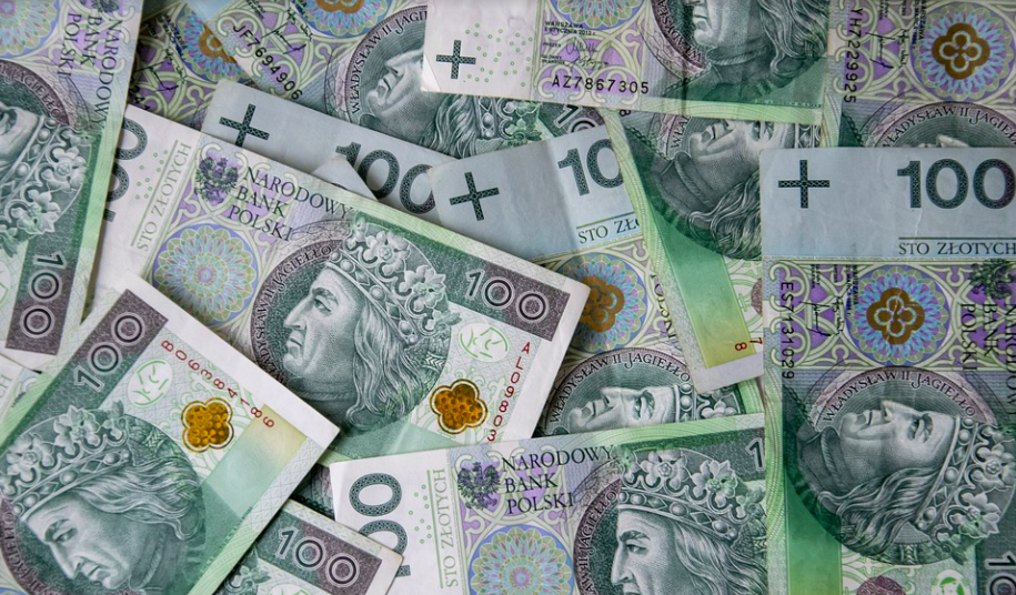 Poland’s average monthly wage increased by 62 in a decade